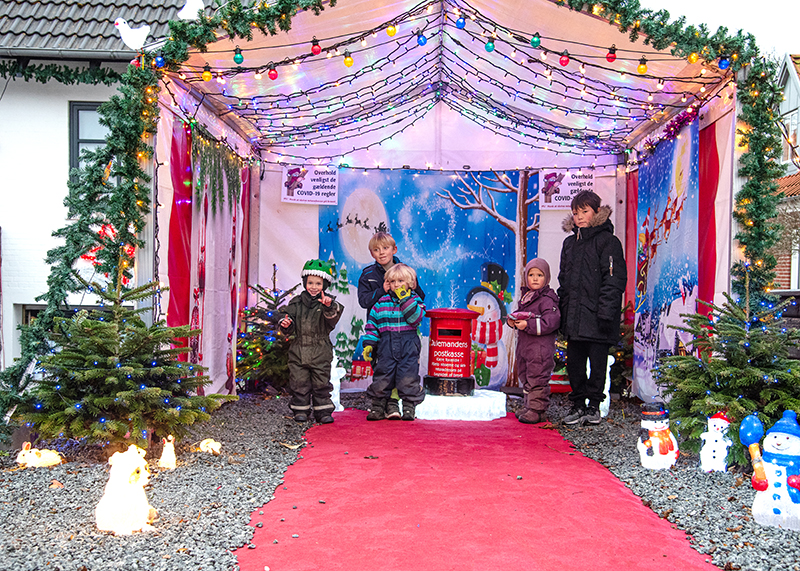 Lokale børn ved julemandens postkasse på Engvænget i Hjerting. 