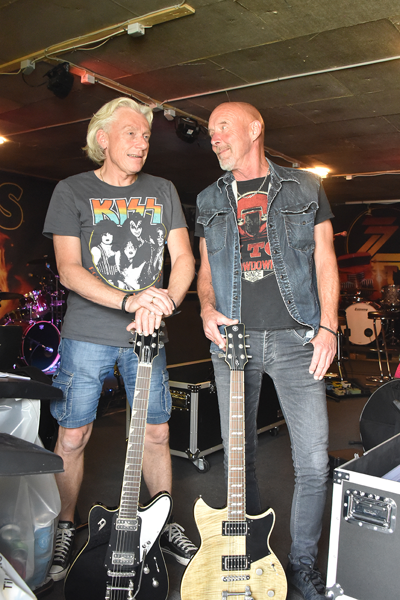Peter Jakobsen (th.) fra Guldager og Gert Grandt spiller begge guitar i Flames. Foto: Finn Arne Hansen, Hjerting Posten.