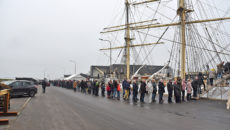 Gæster i kø for at besøge skoleskibet Danmark i Esbjerg