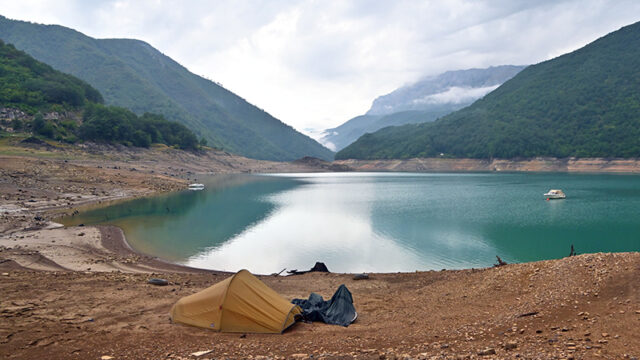  Lejren ved Piva-søen. Søren Olsen foretrækker at campere i fri natur, når det ikke lykkes ham at låne en seng hos private.