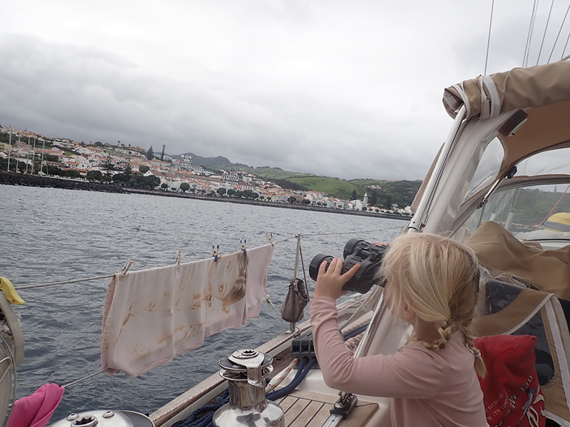 Margrethe udforsker landlivet med kikkert fra skibet La Puerta. Privatfoto.