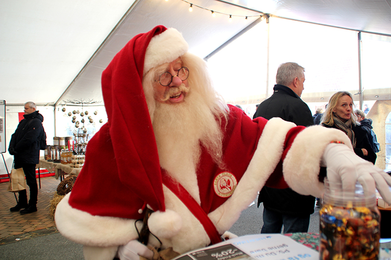 Julemanden lod sig friste af Hjerting Postens lækkerier. Foto: Tina Foldager.