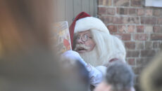 Julemanden, som nogen kalder Finn, plejer at skulle vækkes. Han sover oppe på loftet over Jon og Dittes Hus. Foto: Finn Arne Hansen, Hjerting Posten